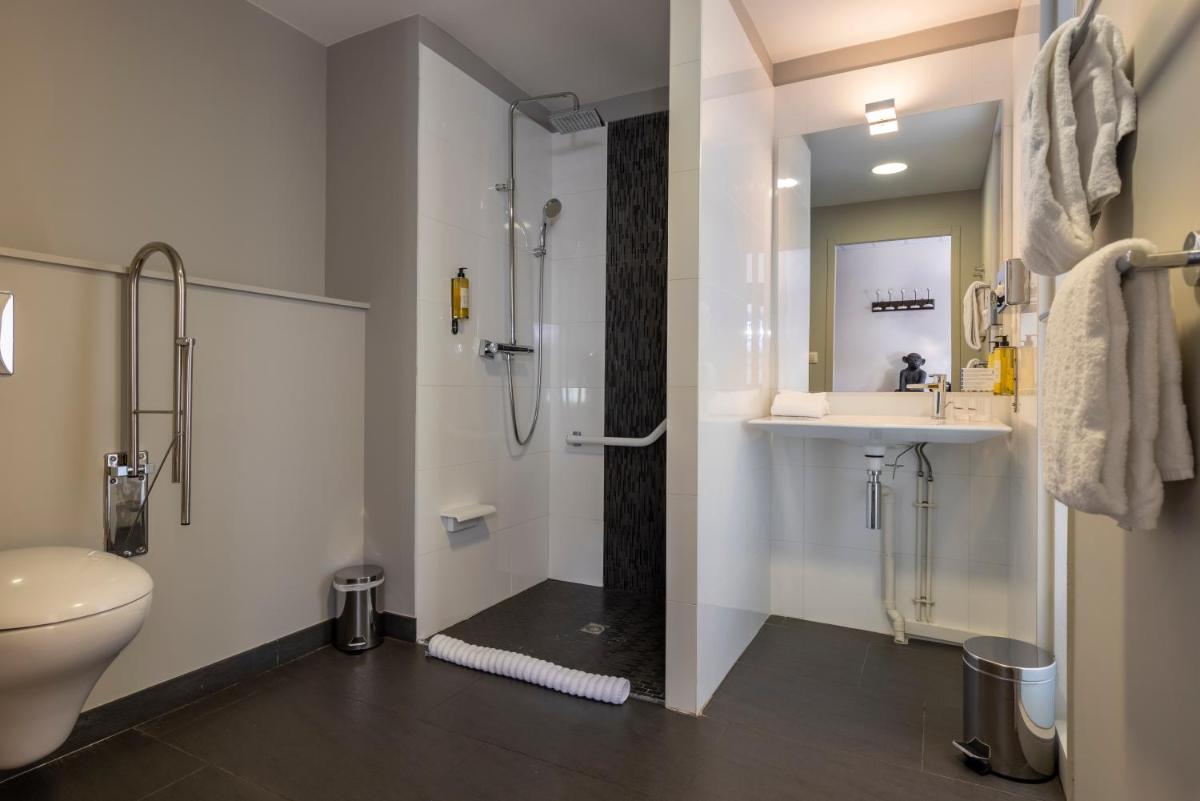 une salle de bain avec une douche, un lavabo et des toilettes dans l'établissement PADJA Hôtel & Spa Vannes, à Vannes