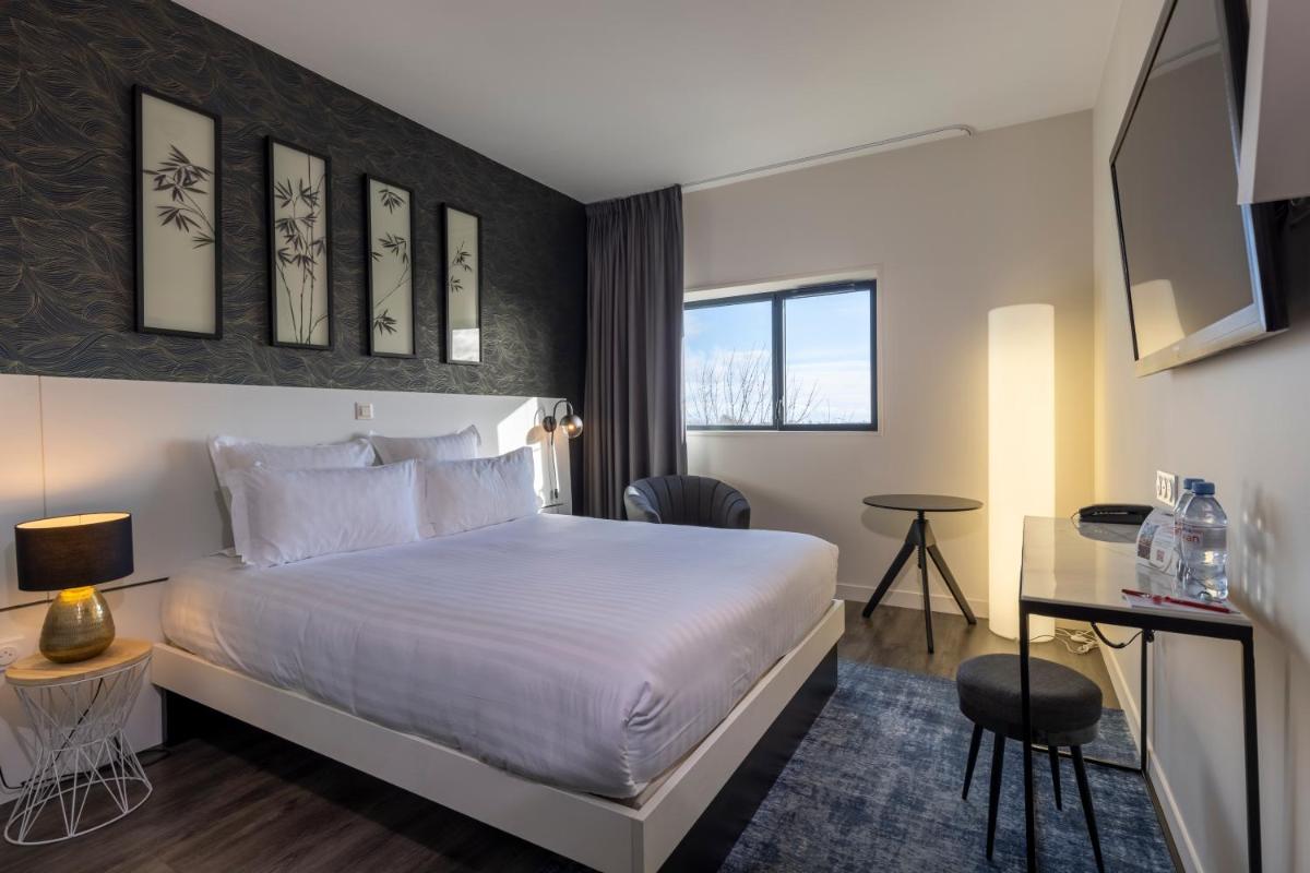 Un ou plusieurs lits dans un hébergement de l'établissement PADJA Hôtel & Spa Vannes