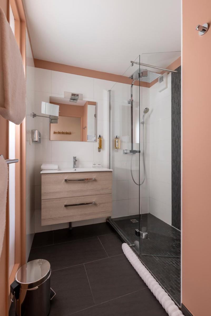Salle de bains dans l'établissement PADJA Hôtel & Spa Vannes