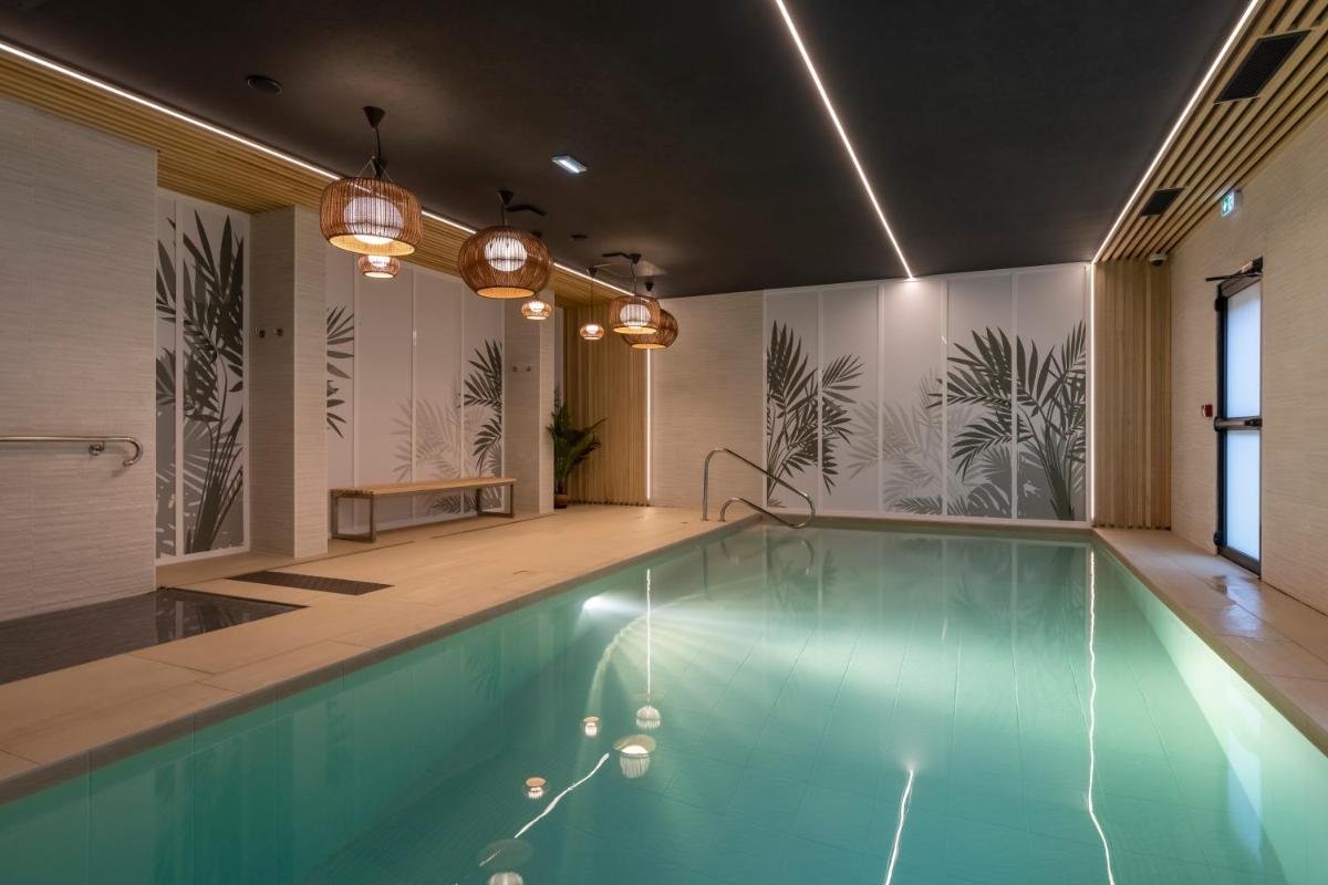- une piscine dans une chambre avec piscine dans l'établissement PADJA Hôtel & Spa Vannes, à Vannes