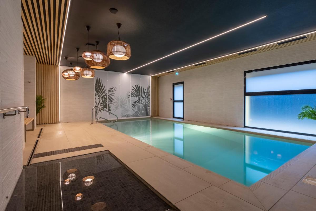 Piscine de l'établissement PADJA Hôtel & Spa Vannes ou située à proximité