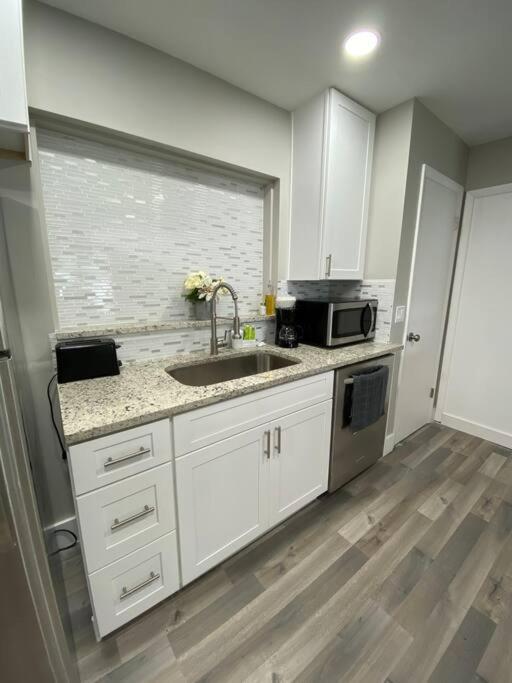 Modern and stylish home 10 minutes from MCO Airport - Housity