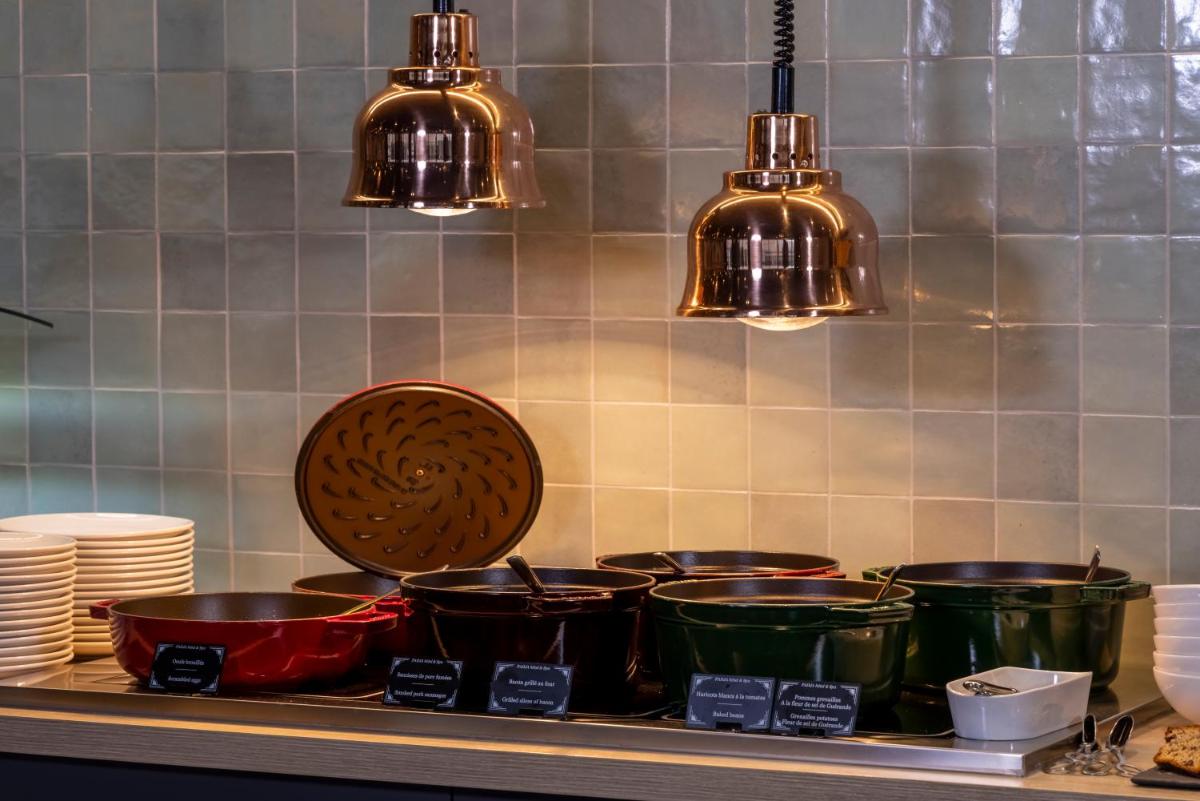 Cuisine ou kitchenette dans l'établissement PADJA Hôtel & Spa Vannes