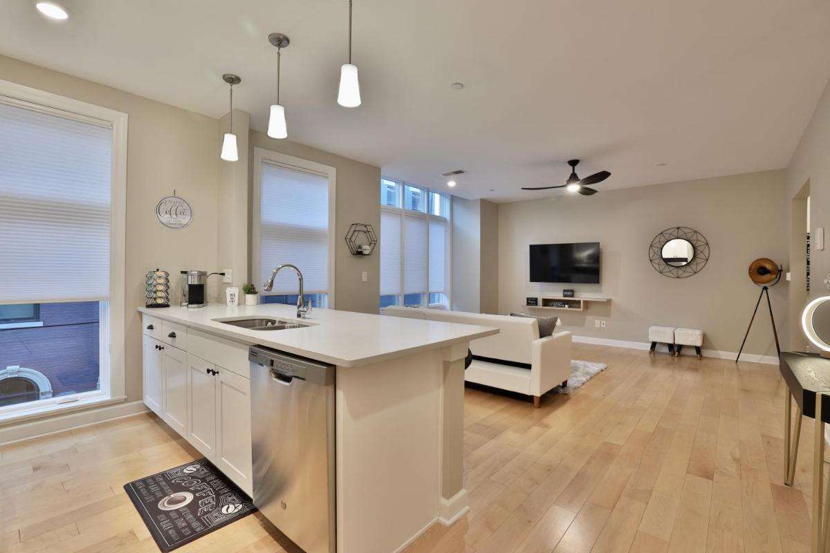 *New* XquisiteMidCenturyM0d~ Condo *OTR* w/Parking - Housity