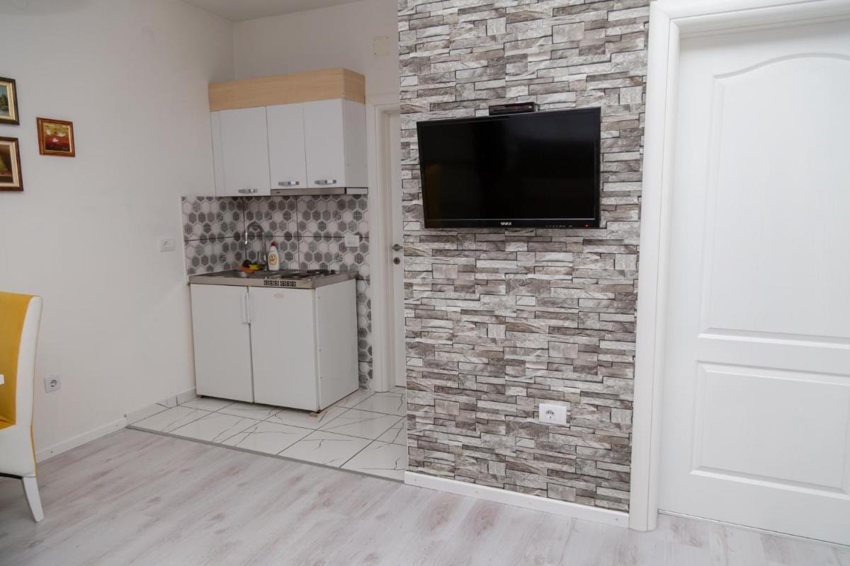 NIKA I ZOJA - Housity