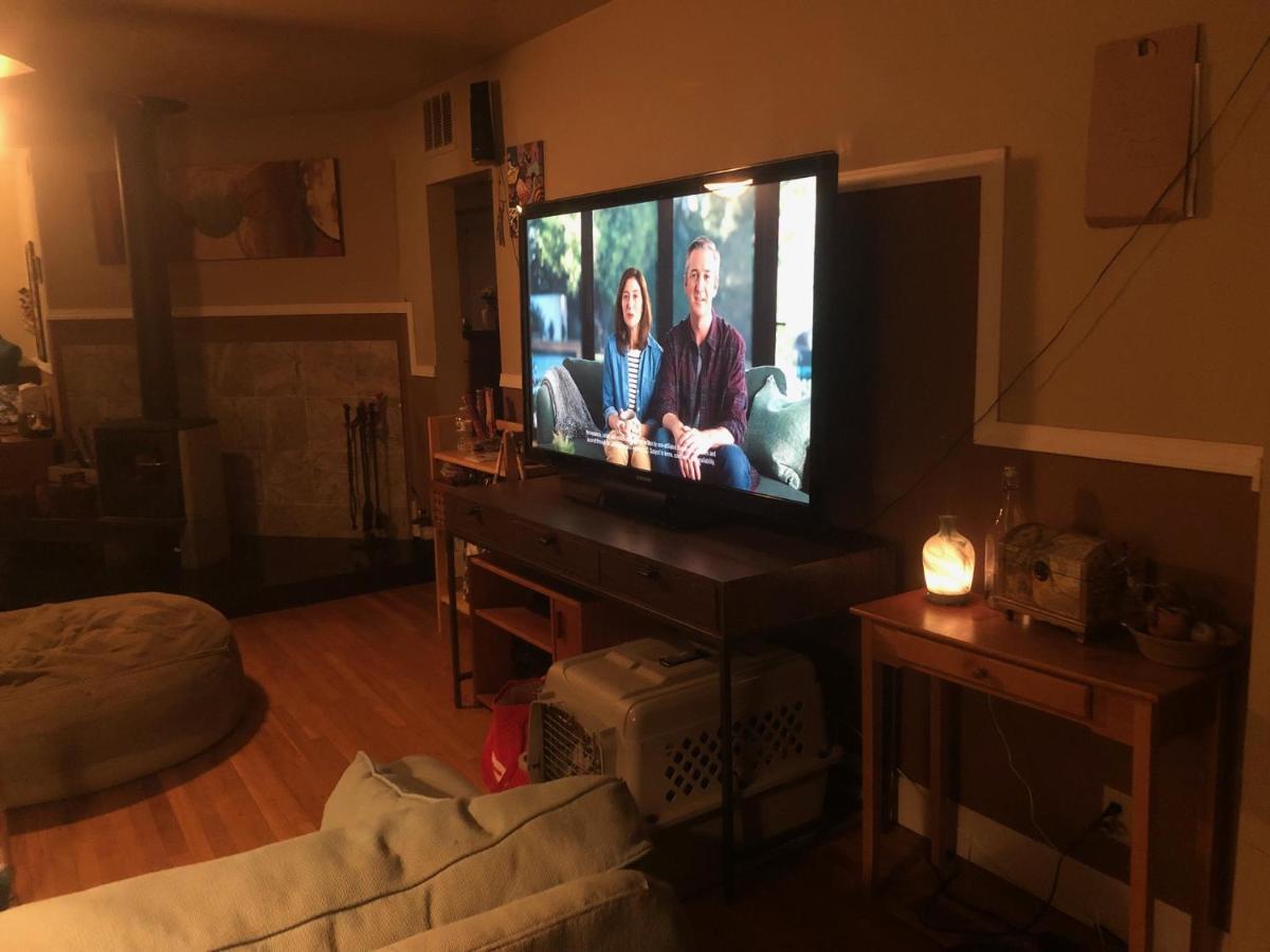 Lake Cottage Private Room and Living Room --pet and 420 friendly! - Housity