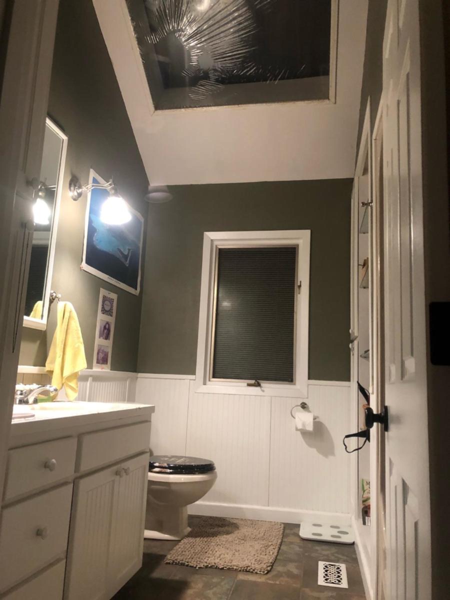 Lake Cottage Private Room and Living Room --pet and 420 friendly! - Housity