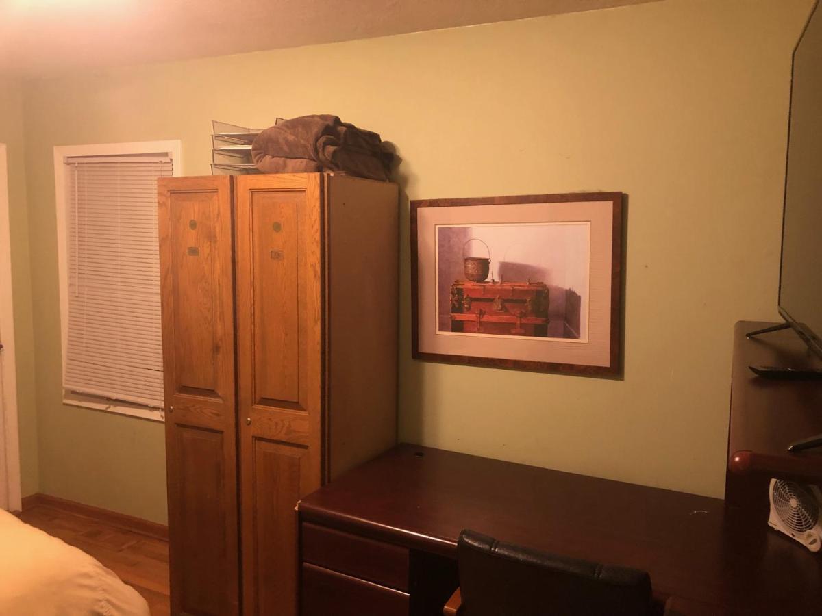 Lake Cottage Private Room and Living Room --pet and 420 friendly! - Housity