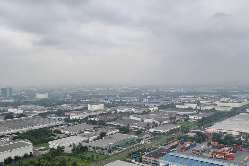 Apt Vasanta Inopark 1 BR Lnd4 dgn Infinity Pool, Onsen dan Netflix - Housity