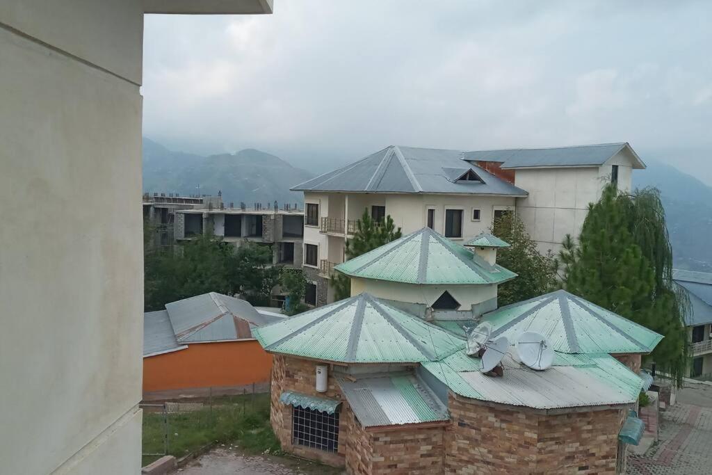 lovely one bed apartment with beautiful views of lush green mountains - Housity