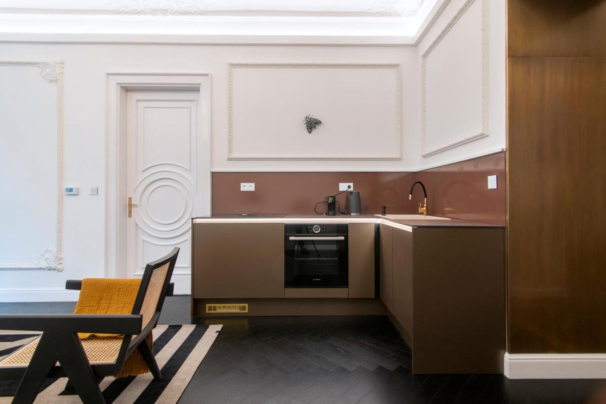 Antique Glam Apartment in Old Town Prague - Hizvo