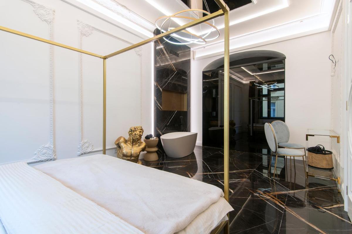 Antique Glam Apartment in Old Town Prague - Hizvo