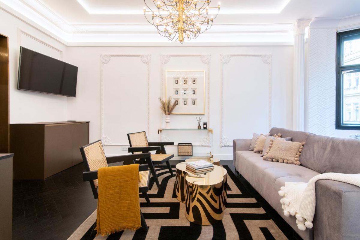 Antique Glam Apartment in Old Town Prague - Hizvo