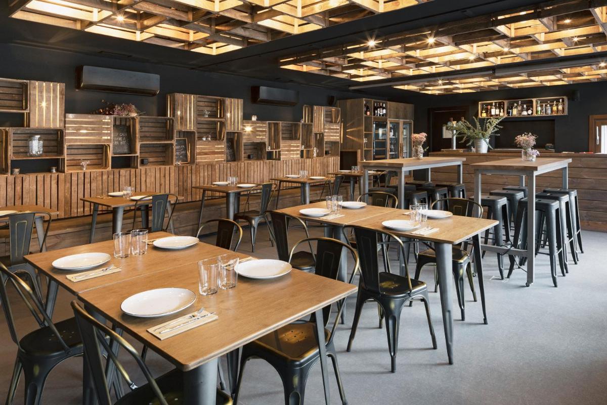 Un restaurante o sitio para comer en Mas Salagros EcoResort & SPA