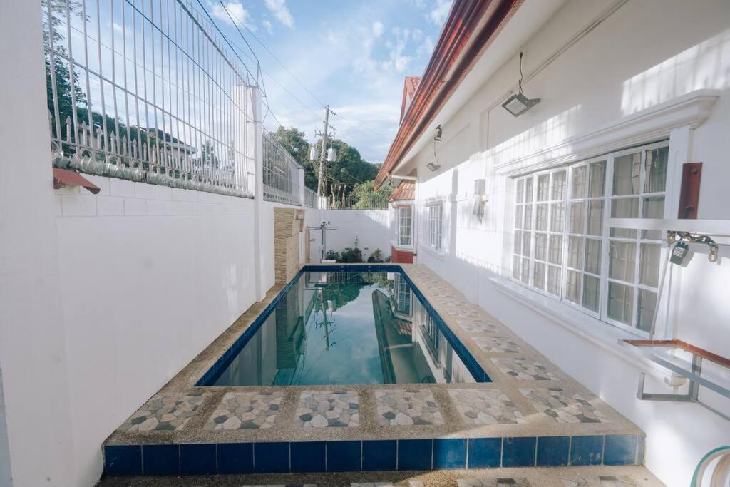Tipolo White House - Housity