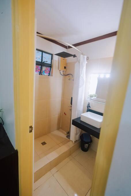Tipolo White House - Housity