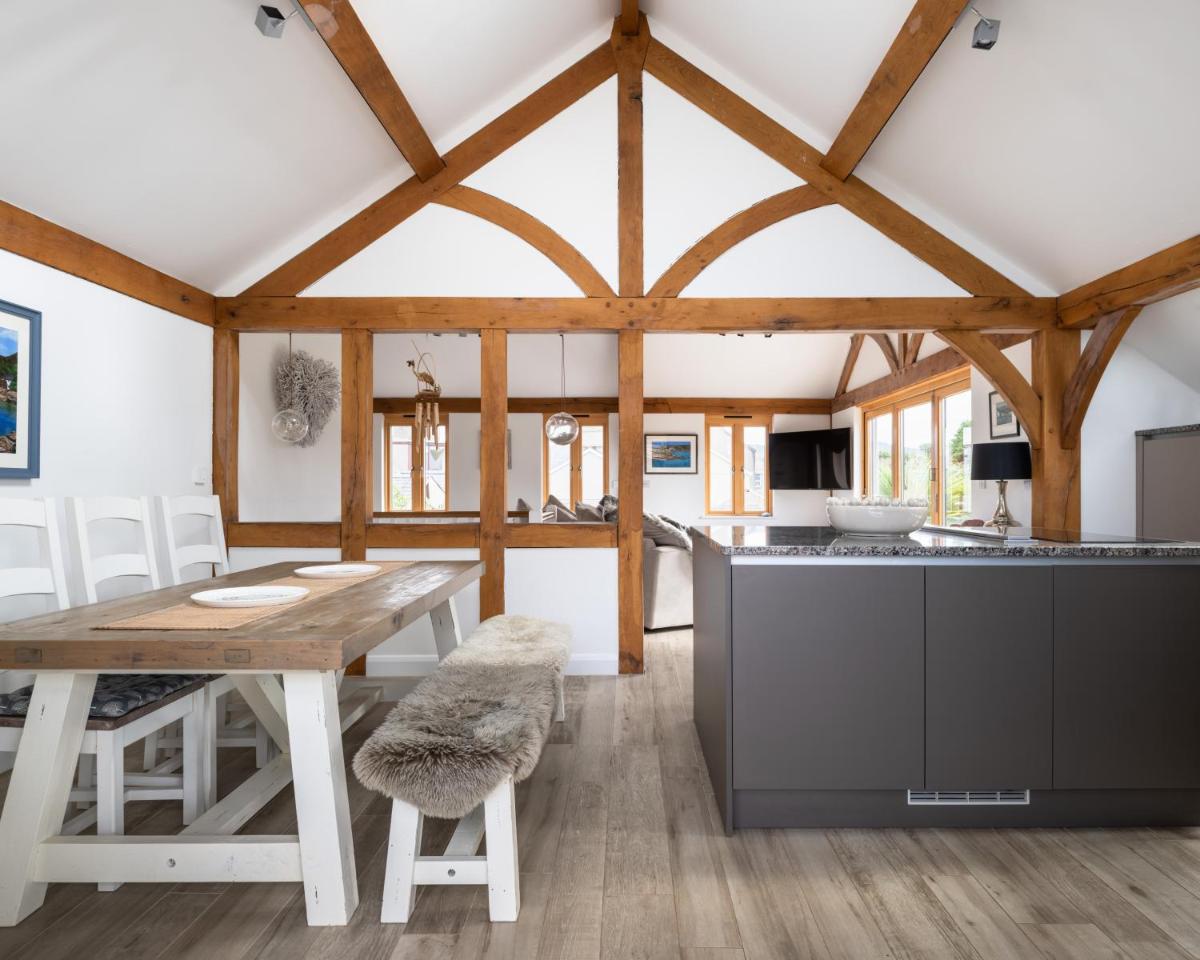 Welsh Dreaming Luxury Oak Framed House with Wood Fire Hot Tub - Housity