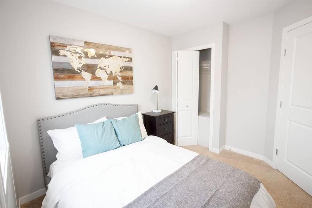 Beautiful South Winnipeg 4 Bdrm 2 Bath Townhouse - Housity
