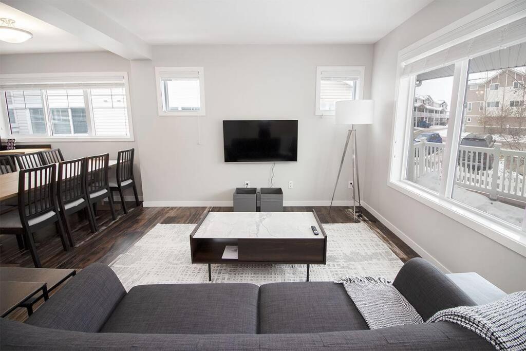 Beautiful South Winnipeg 4 Bdrm 2 Bath Townhouse - Housity