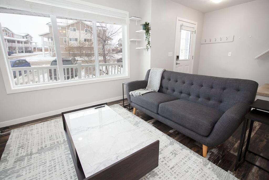 Beautiful South Winnipeg 4 Bdrm 2 Bath Townhouse - Housity