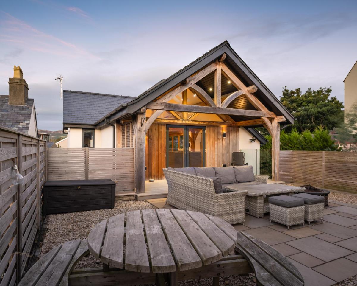Welsh Dreaming Luxury Oak Framed House with Wood Fire Hot Tub - Housity