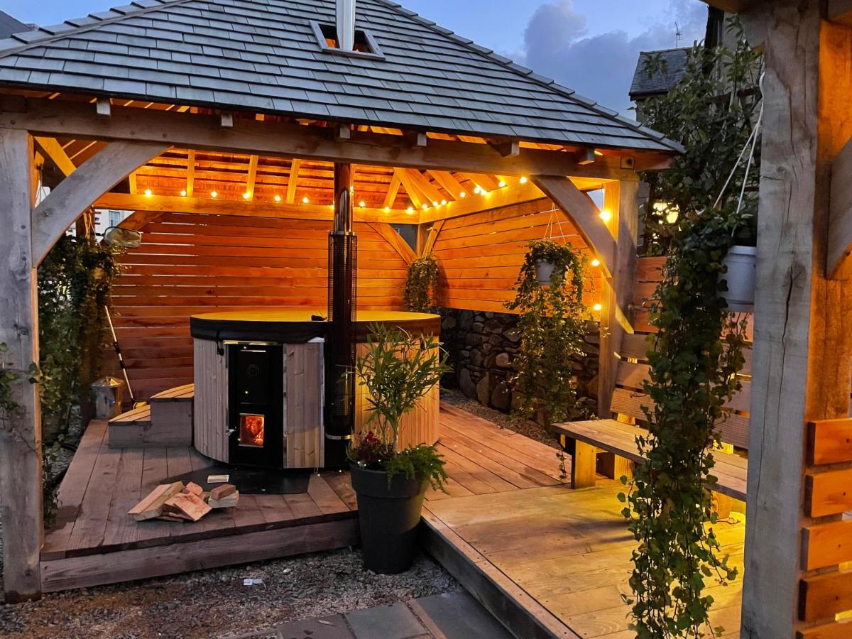 Welsh Dreaming Luxury Oak Framed House with Wood Fire Hot Tub - Housity