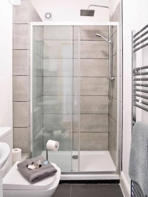 Penarth/Cardiff Bay: Deluxe Flat: 10 Mins to City! - Housity