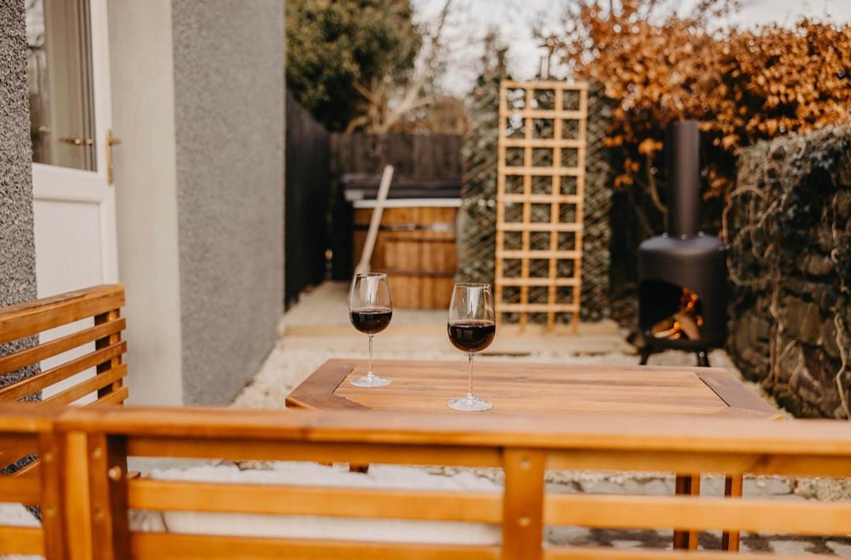 Luxury countryside cottage getaway with wood fired hot tub - Housity