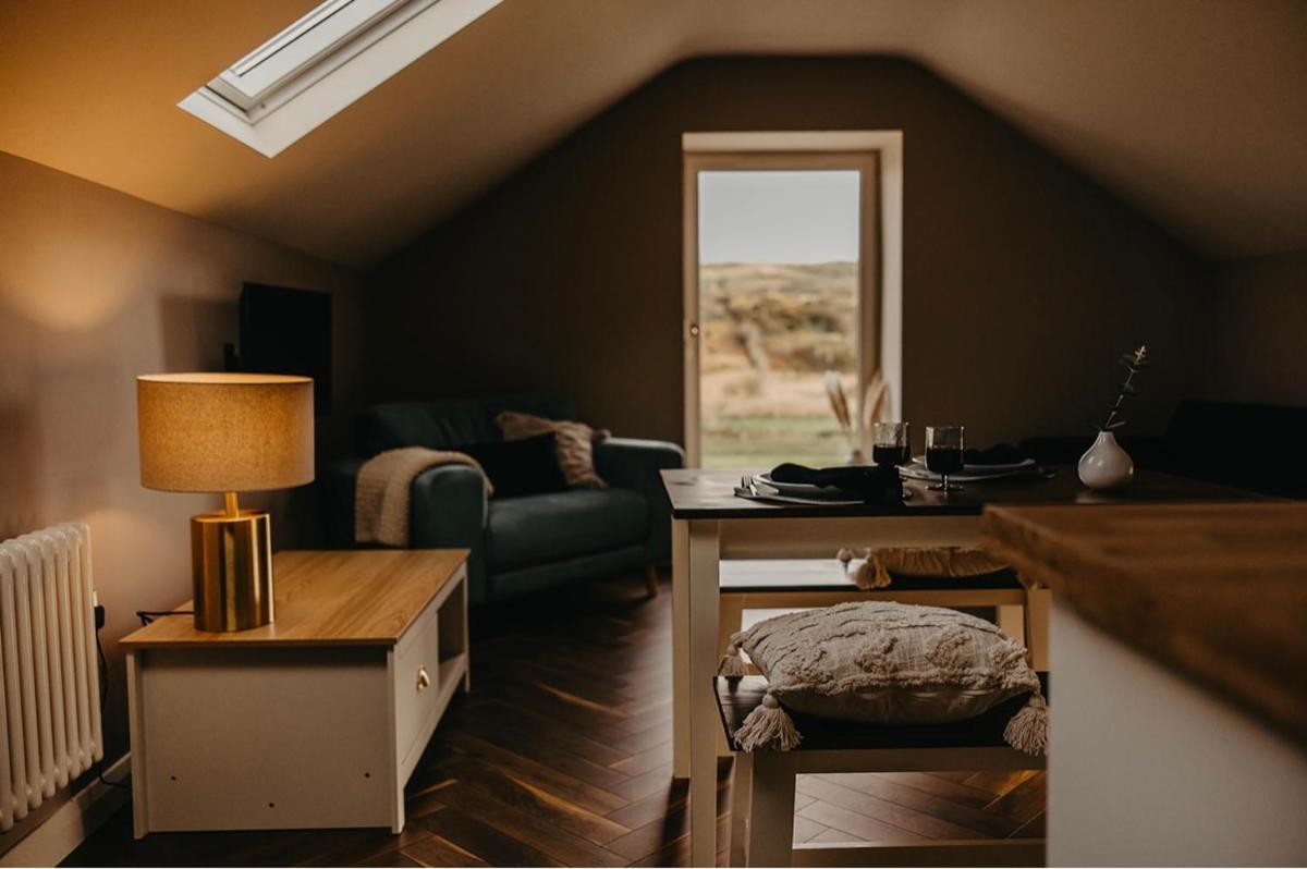 Luxury countryside cottage getaway with wood fired hot tub - Housity