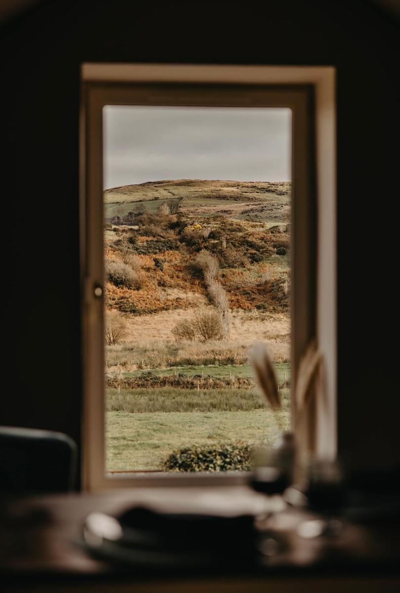 Luxury countryside cottage getaway with wood fired hot tub - Housity