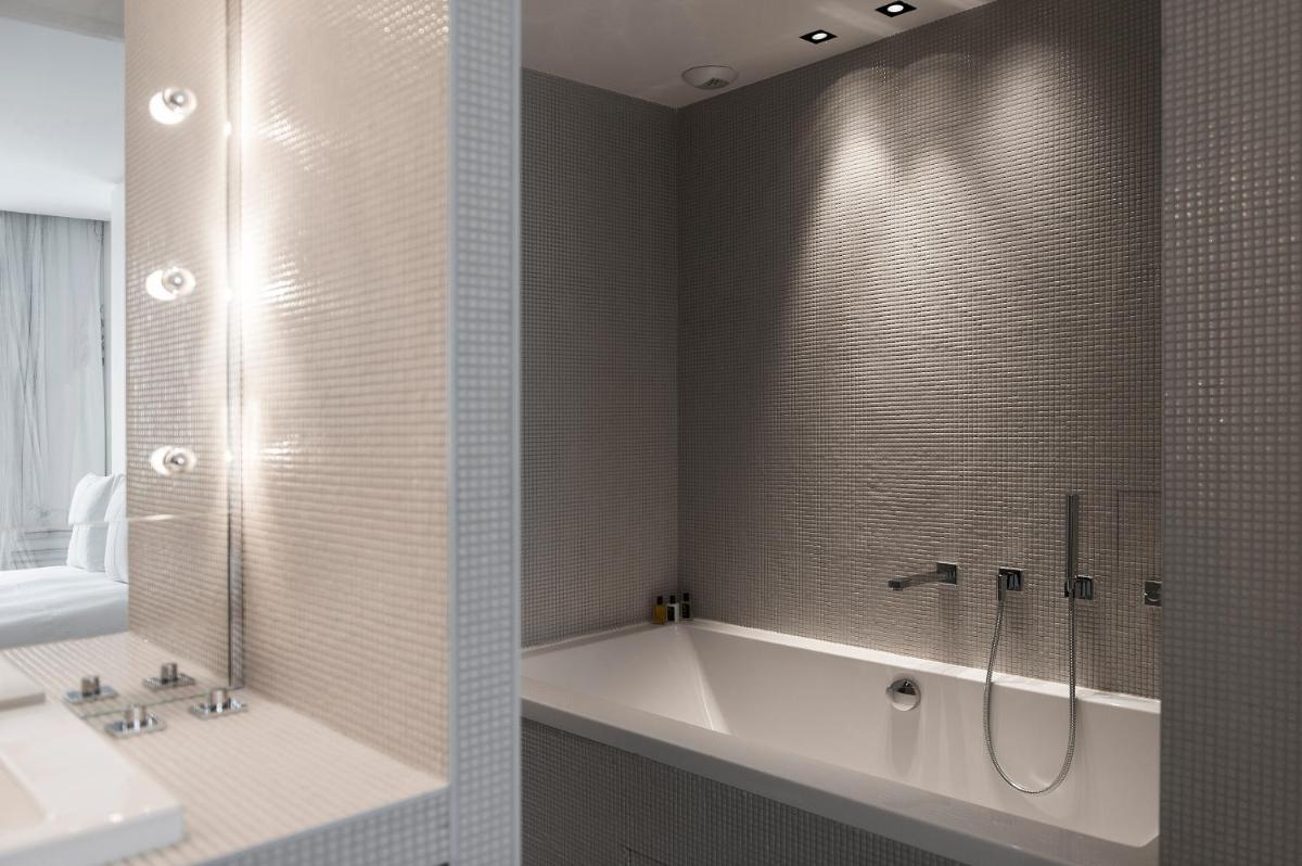 Salle de bains dans l'établissement La Maison Champs Elysées
