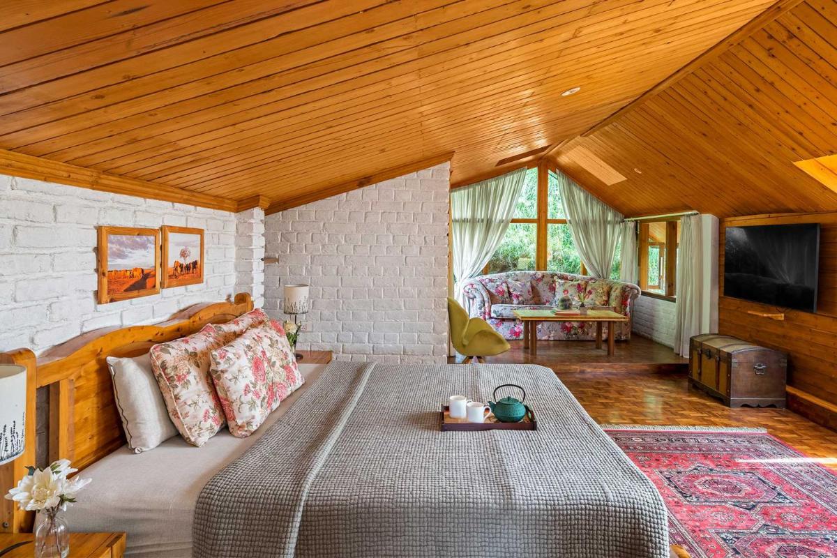 Suitetrails - SaffronStays Ekam, Chail - forest villa near Chail cricket ground