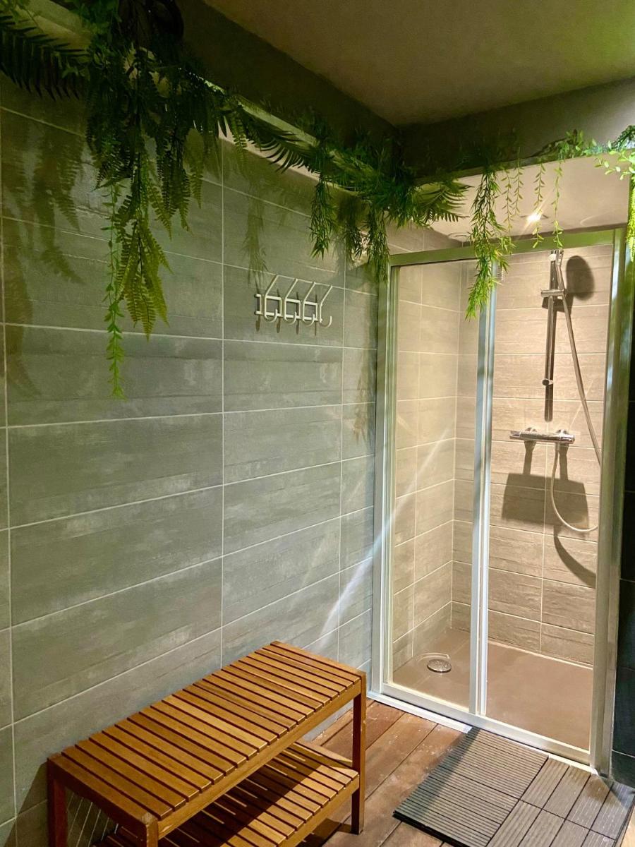 Salle de bains dans l'établissement Kyriad Restaurant Centre SPA Vichy