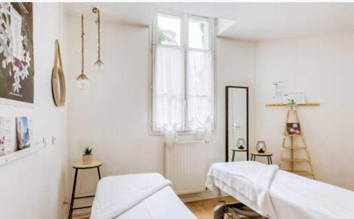 Un ou plusieurs lits dans un hébergement de l'établissement Kyriad Restaurant Centre SPA Vichy