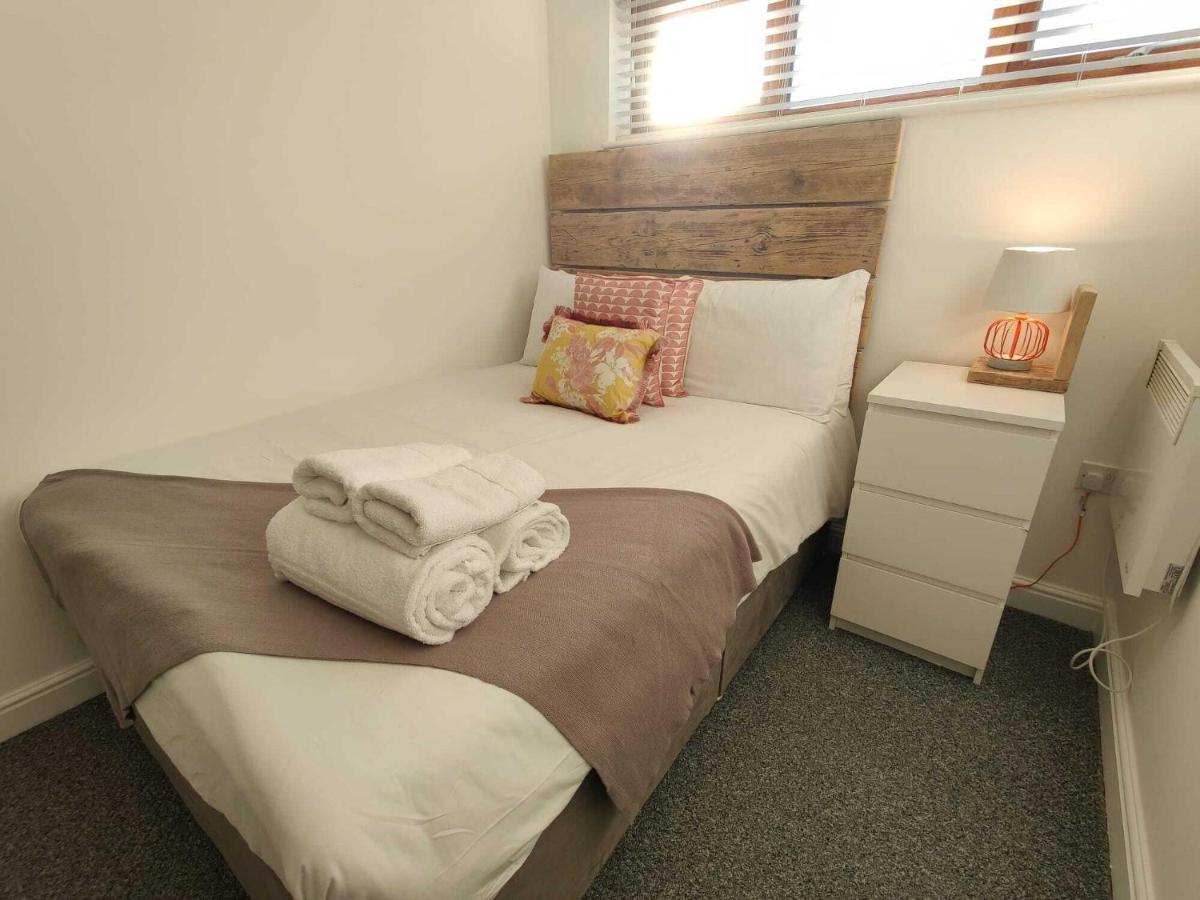 Spacious Home - 2 Ensuites - Garden - Smart TVs - Hizvo