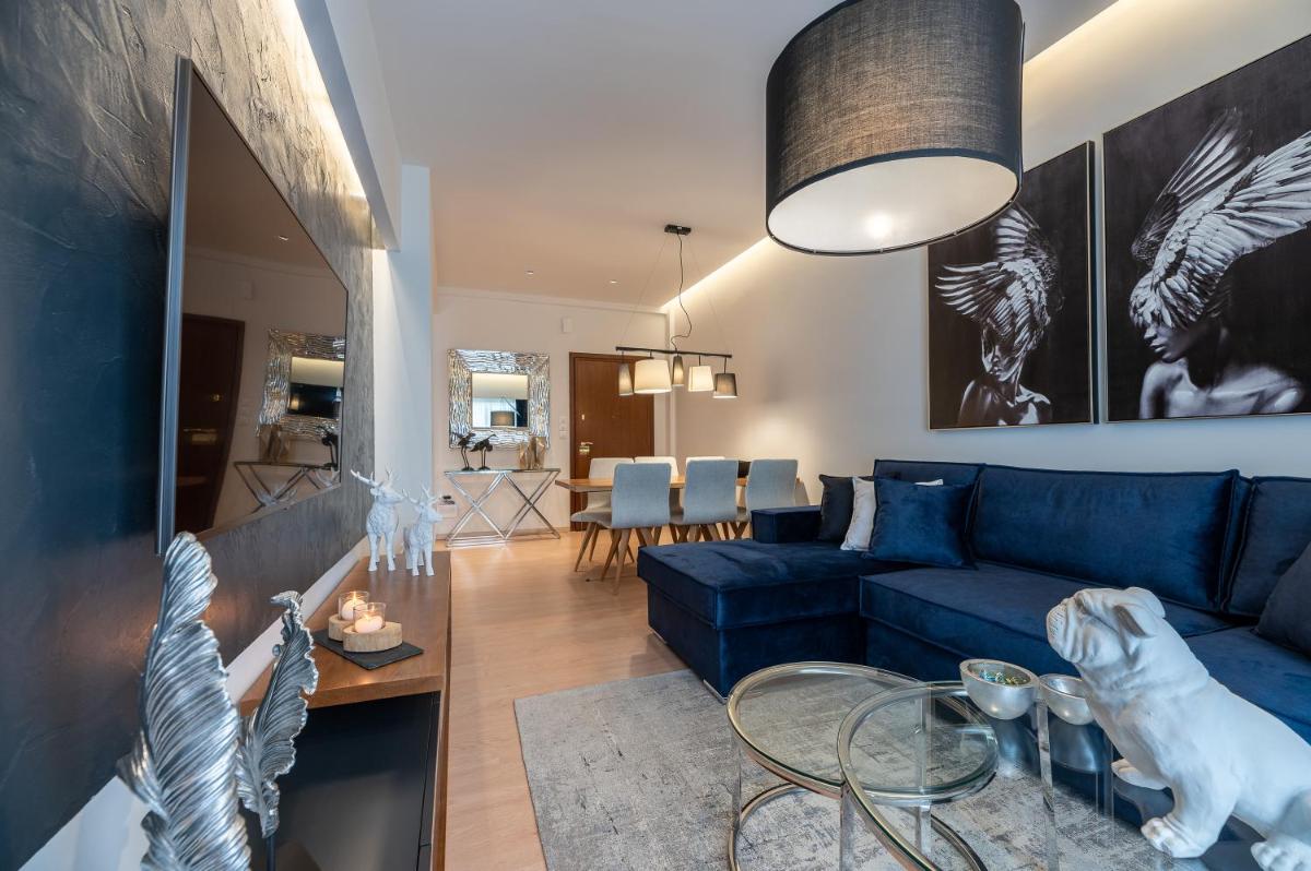 Luxury Celebrity Real Estate and Home Sales - Robb Report - Penthouse Luxury Apartment In Urban Neighborhood