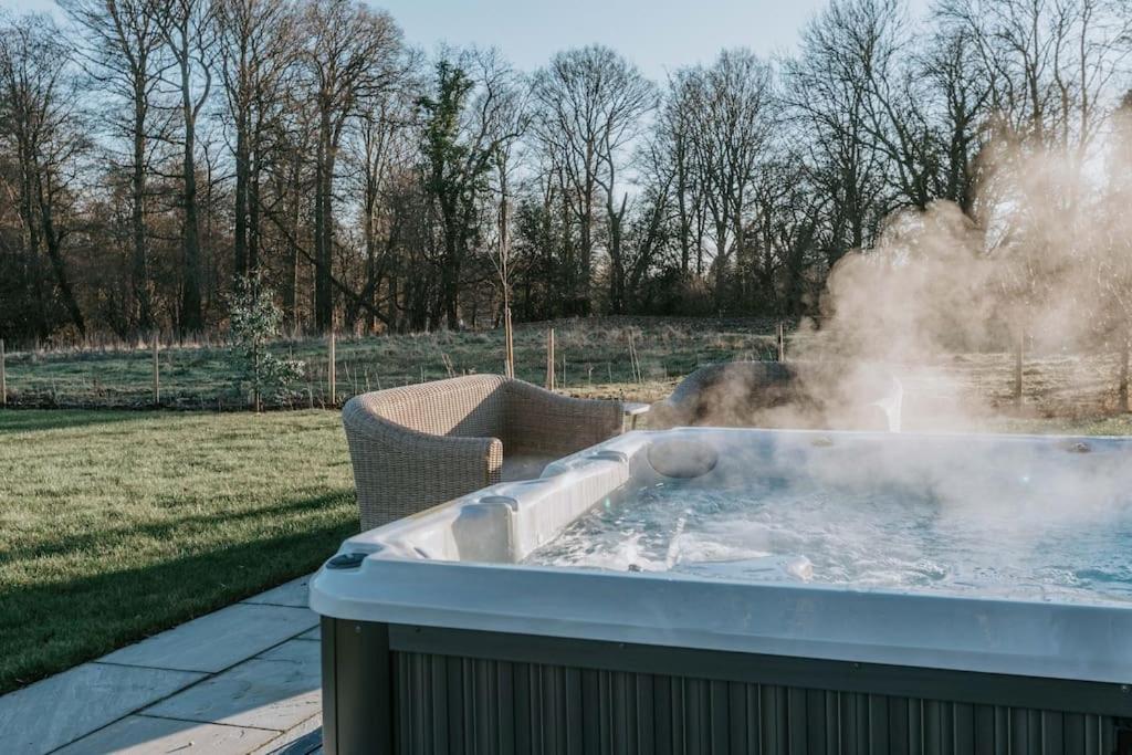Hayward House, Hot Tub, Large Garden - Housity