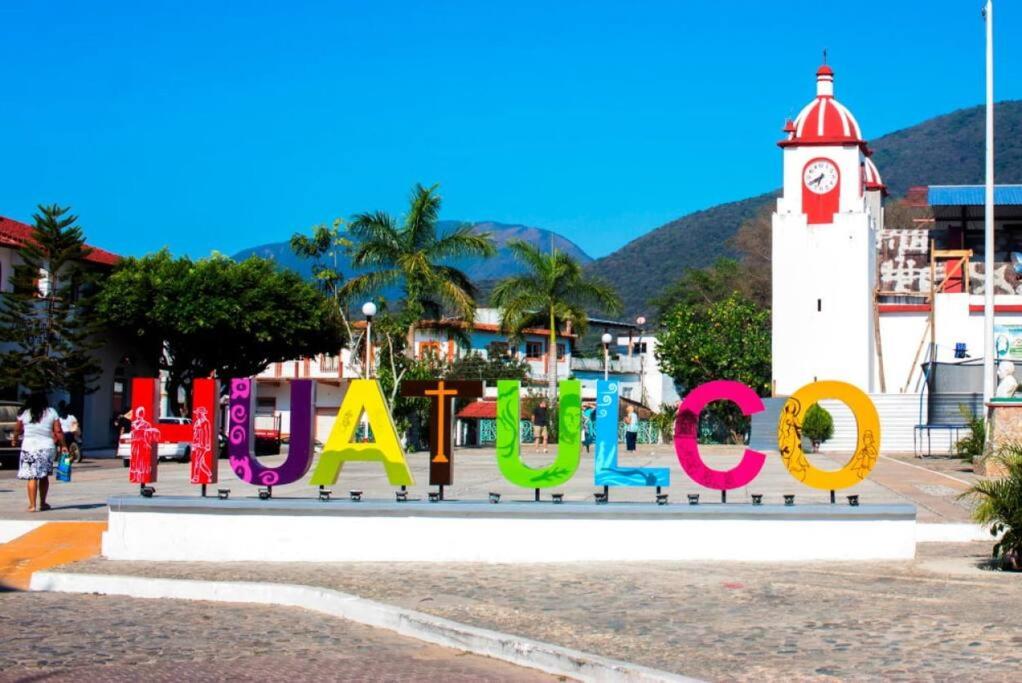 A media cuadra del parque central-Huatulco - Housity