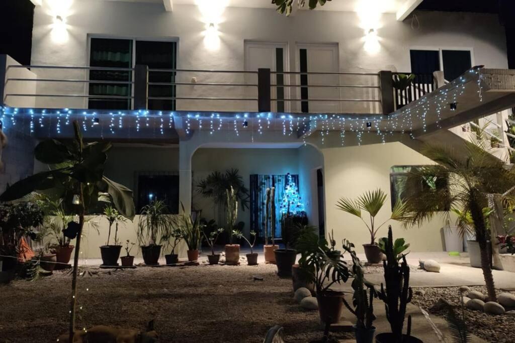 A media cuadra del parque central-Huatulco - Housity