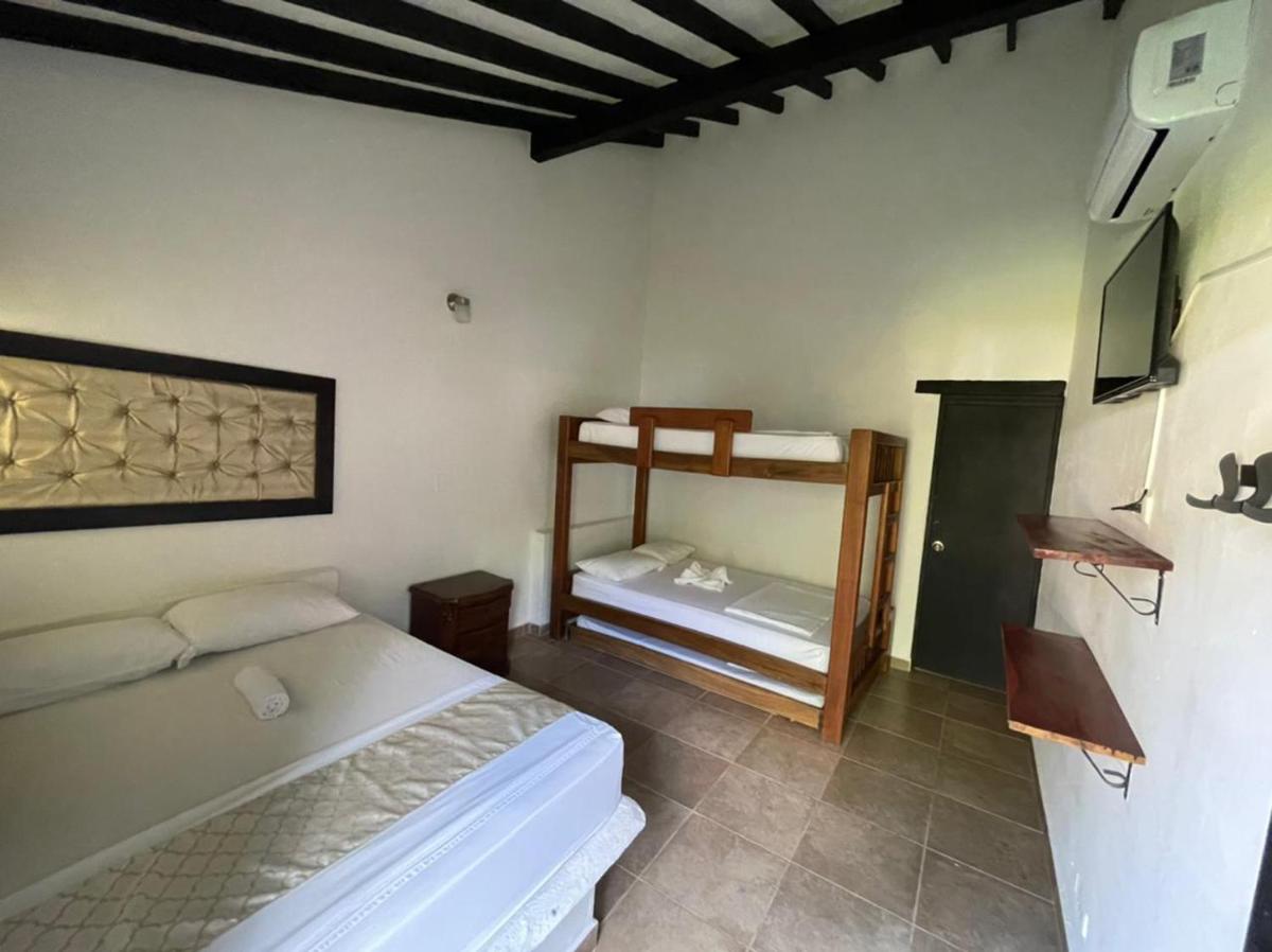 Hotel Familia Casa Blanca - Housity