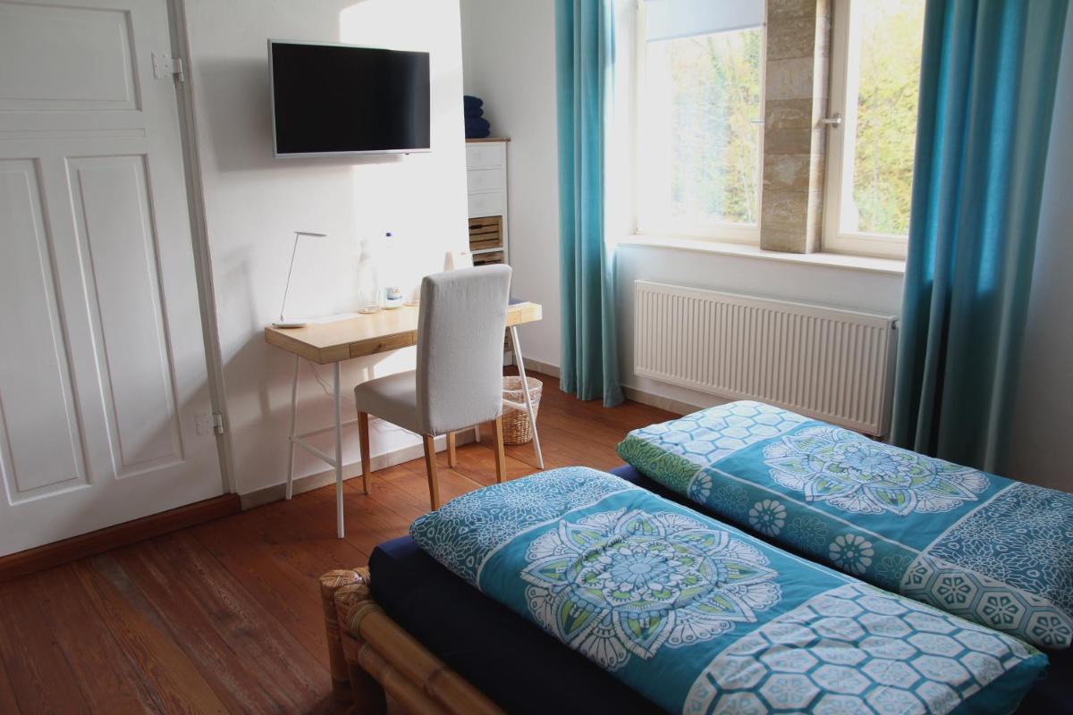 Im Bahnhof - Gästezimmer - - Housity