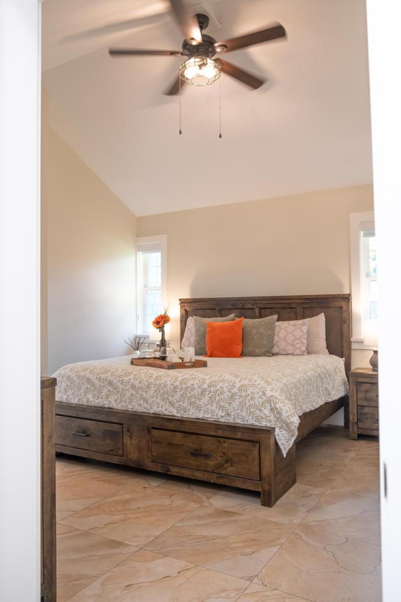 Kelowna Bed & Breakfast - CHATHAM HOUSE - Hizvo