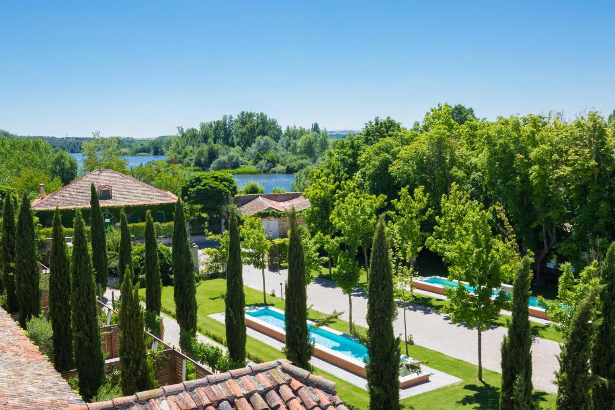 una vista aérea de un parque con árboles y una piscina en Hacienda Zorita Wine Hotel & Spa, en Valverdón
