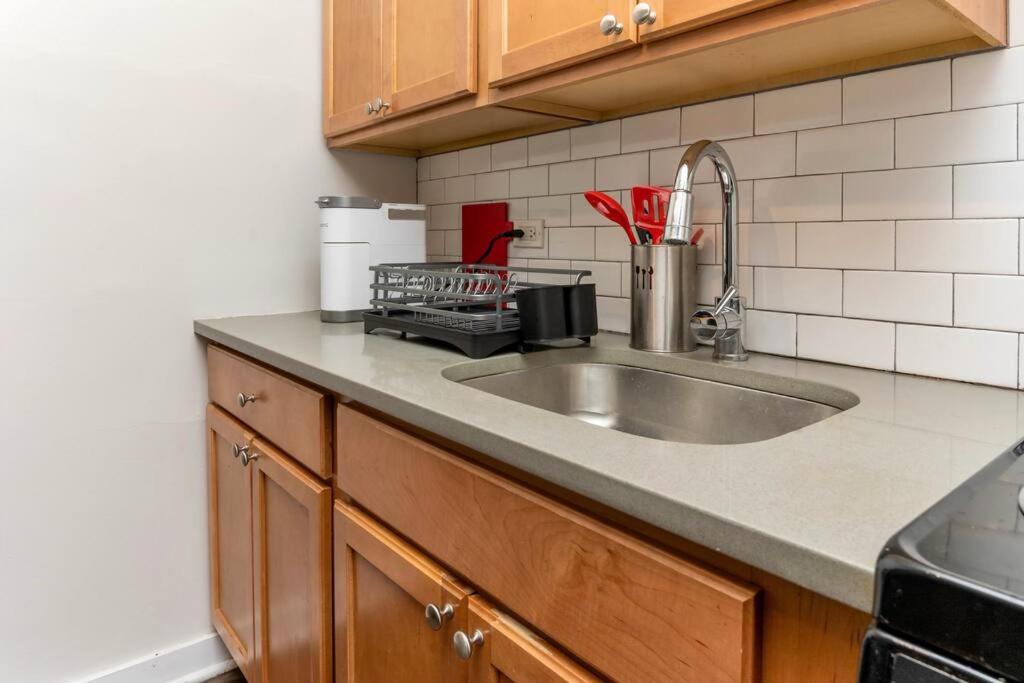 1-bedroom Luxe Oasis in the heart of Hyde Park, Perfect for healthcare workers! - Housity