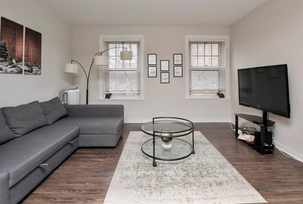 1-bedroom Luxe Oasis in the heart of Hyde Park, Perfect for healthcare workers! - Housity