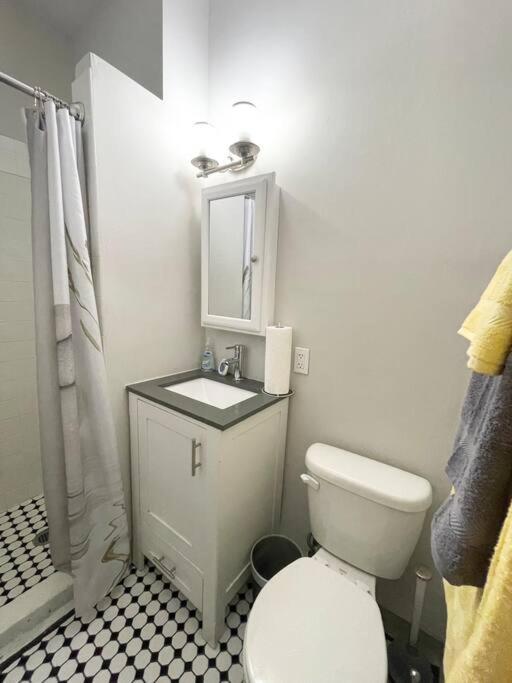 1-bedroom Luxe Oasis in the heart of Hyde Park, Perfect for healthcare workers! - Housity