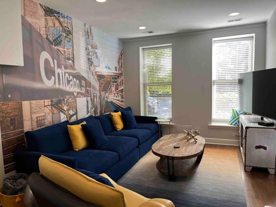 Trendy West Town Flat - 2 bed / 1.5 bath w parking - Housity