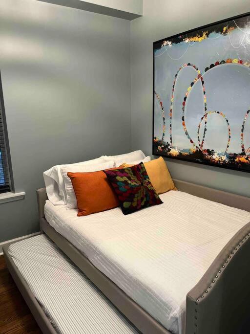 Trendy West Town Flat - 2 bed / 1.5 bath w parking - Housity
