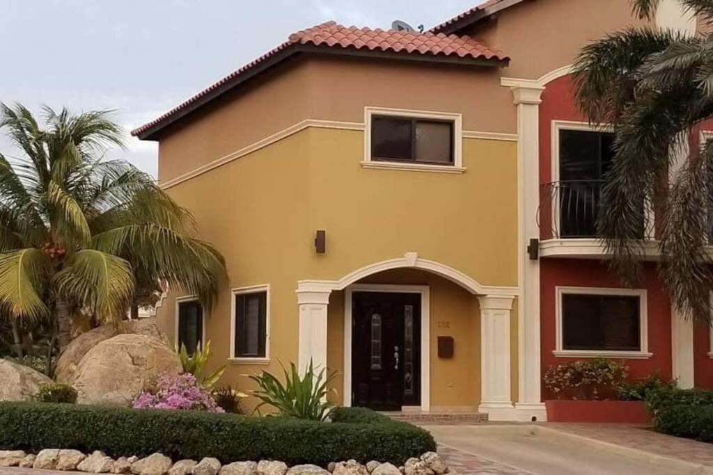 LUXURIOUS 3 BEDROOM HOUSE IN GOLD COAST - Housity