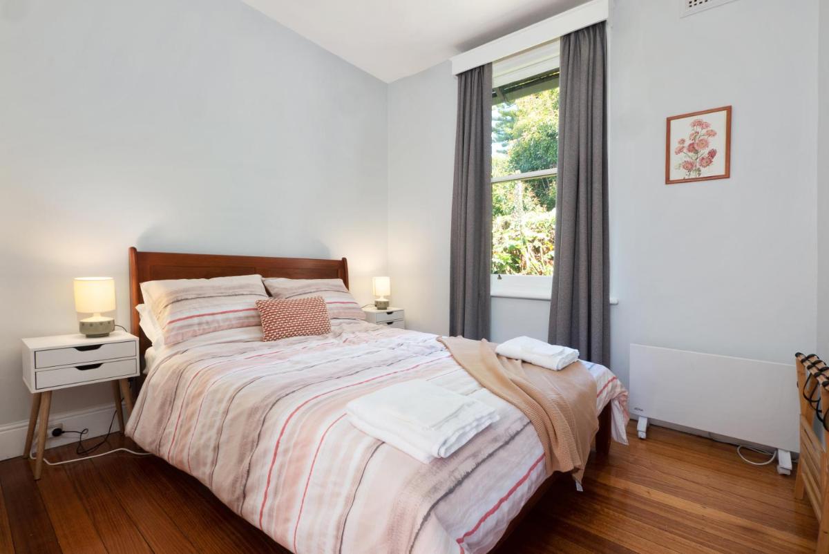 Warwick St Retreat! 3 Bedroom House With Parking - Housity